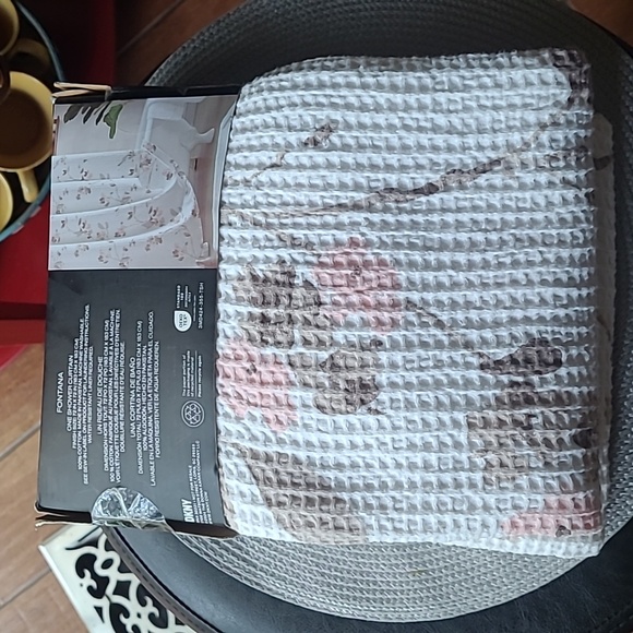 🚿 DKNY Shower Curtain - Picture 2 of 7